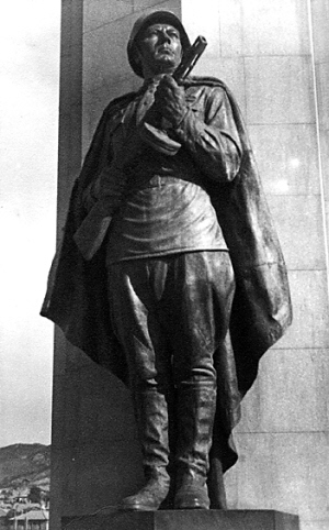 苏军战士铜像：作者卢鸿基的艺术品