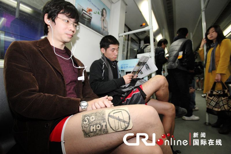 广州网友“不穿裤子搭地铁” 称宣传环保